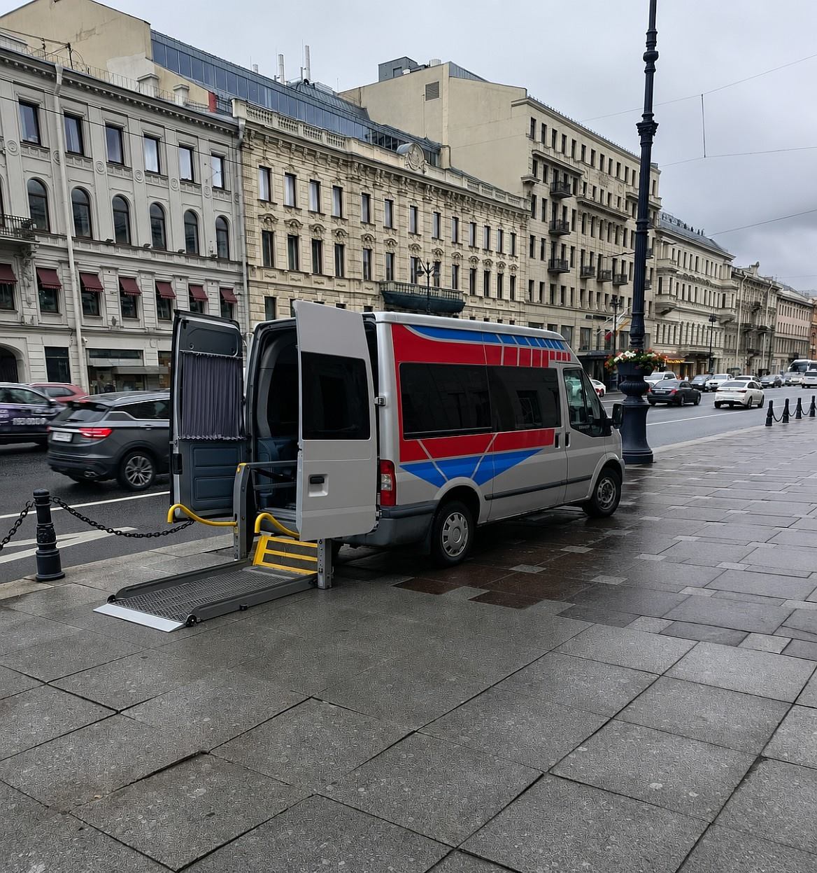 Автомобиль с открытым подъемником в городе